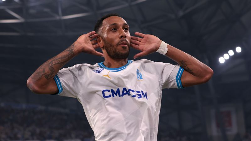 Tiền đạo Pierre-Emerick Aubameyang Tiền đạo Pierre-Emerick Aubameyang