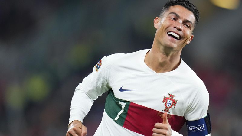 Cristiano Ronaldo đứng đầu danh sách cầu thủ Bồ Đào Nha vĩ đại Cristiano Ronaldo đứng đầu danh sách cầu thủ Bồ Đào Nha vĩ đại